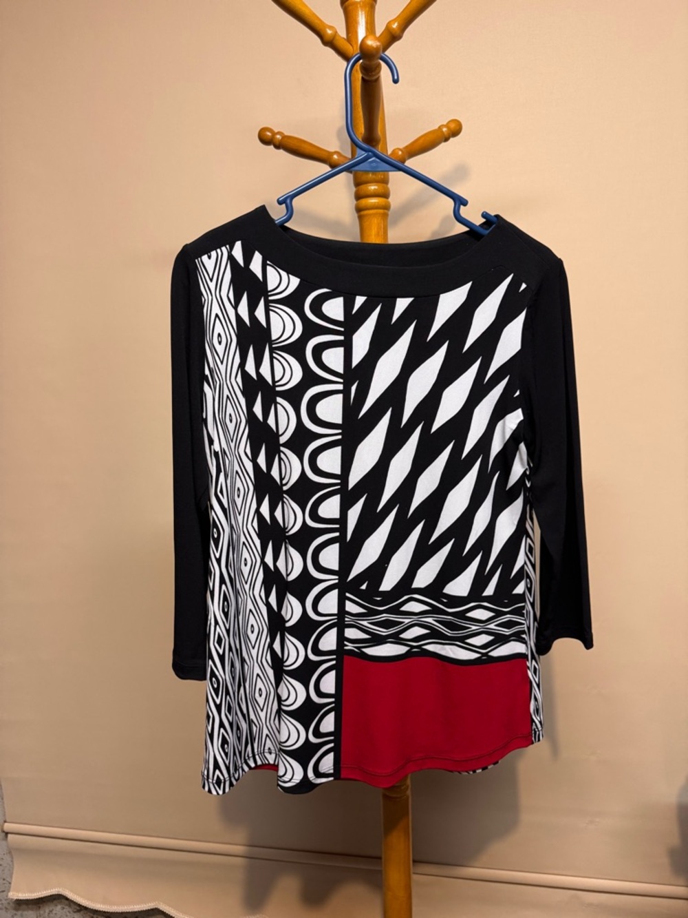 Susan Graver Women’s Black & White Geometric Print Top with Red Accent Size XS